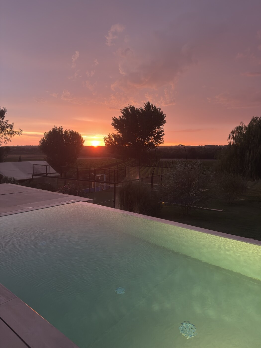 La piscina di Tenuta Comitas al tramonto sulla Maremma